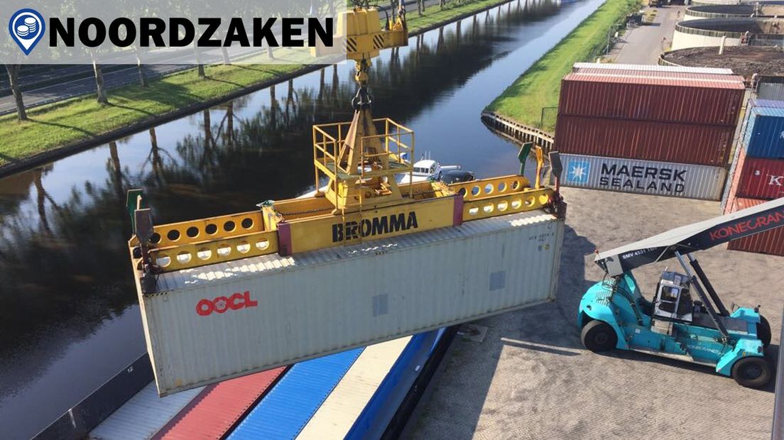 Het laden van de boot voor de lijndienst naar Rotterdam.