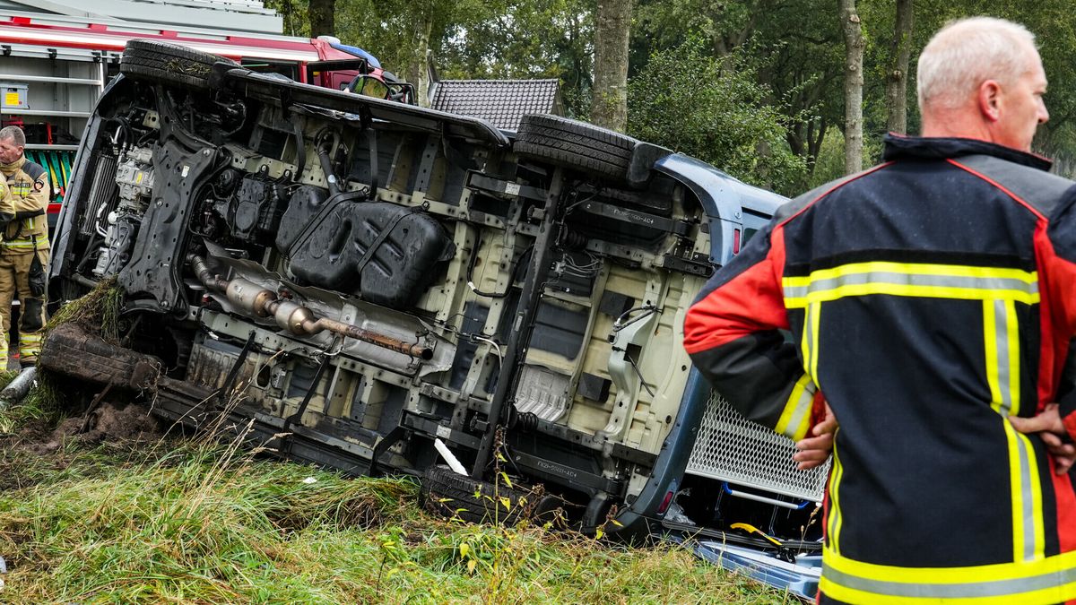 Bestelbus kantelt bij ongeluk in Smilde, slachtoffers naar ziekenhuis