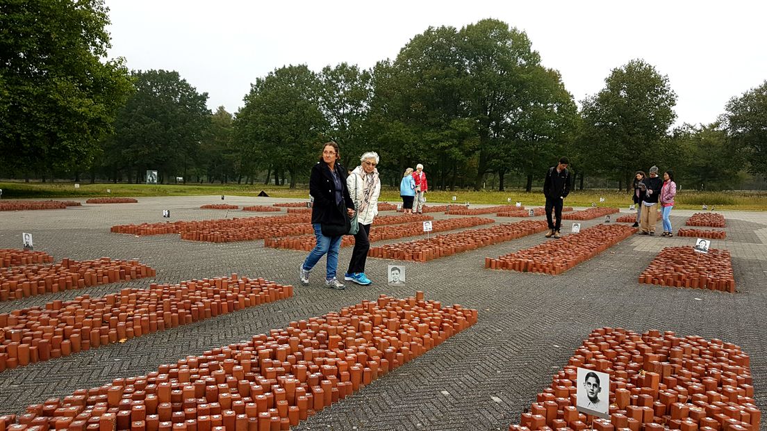 Erna Stopper met familie bij monumenten op Kamp Westerbork (Rechten: Jasmijn Wijnbergen/RTV Drenthe)