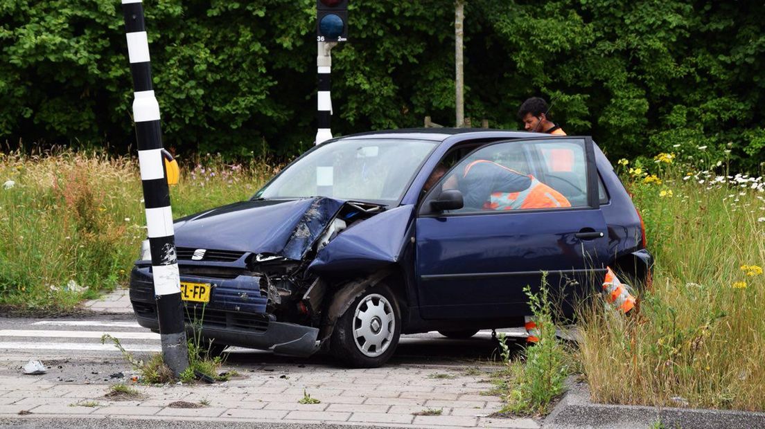 De auto kwam tot stilstand tegen een verkeerslicht