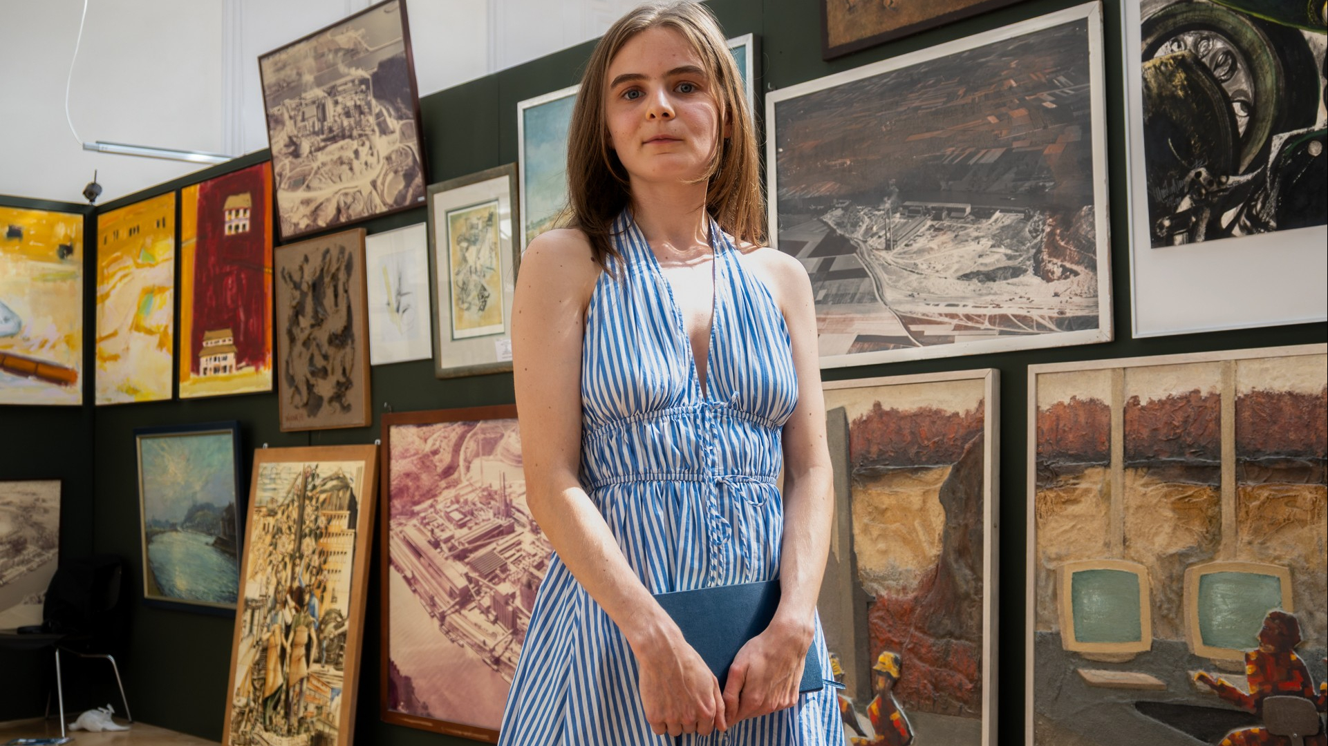 Kunstenaar Helena maakte een expositie in de expositie met kunst uit de ENCI kantoren