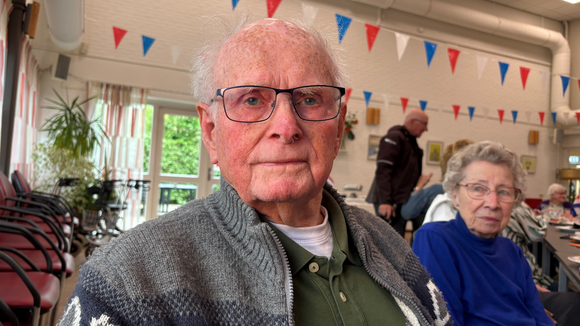 Cees (91) denkt tijdens bevrijdingslunch aan de hongerwinter: 'Dankbaar dat we nu zo'n rijke tafel h