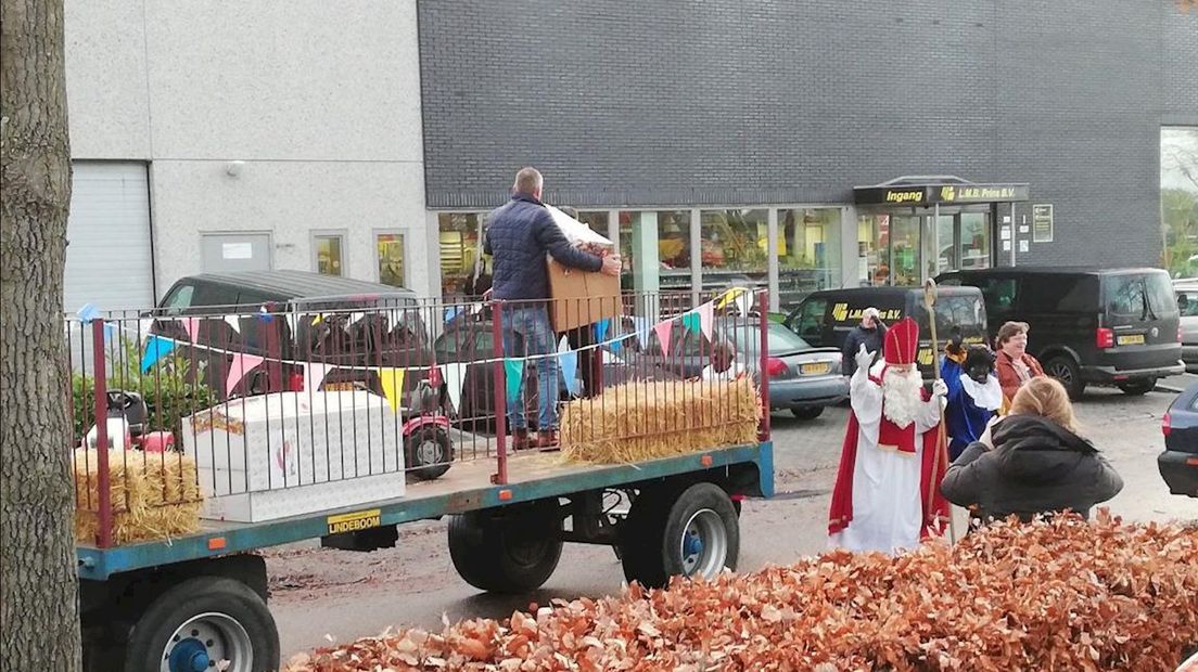 Sinterklaas komt met de trekker aan bij de school in Dalfsen
