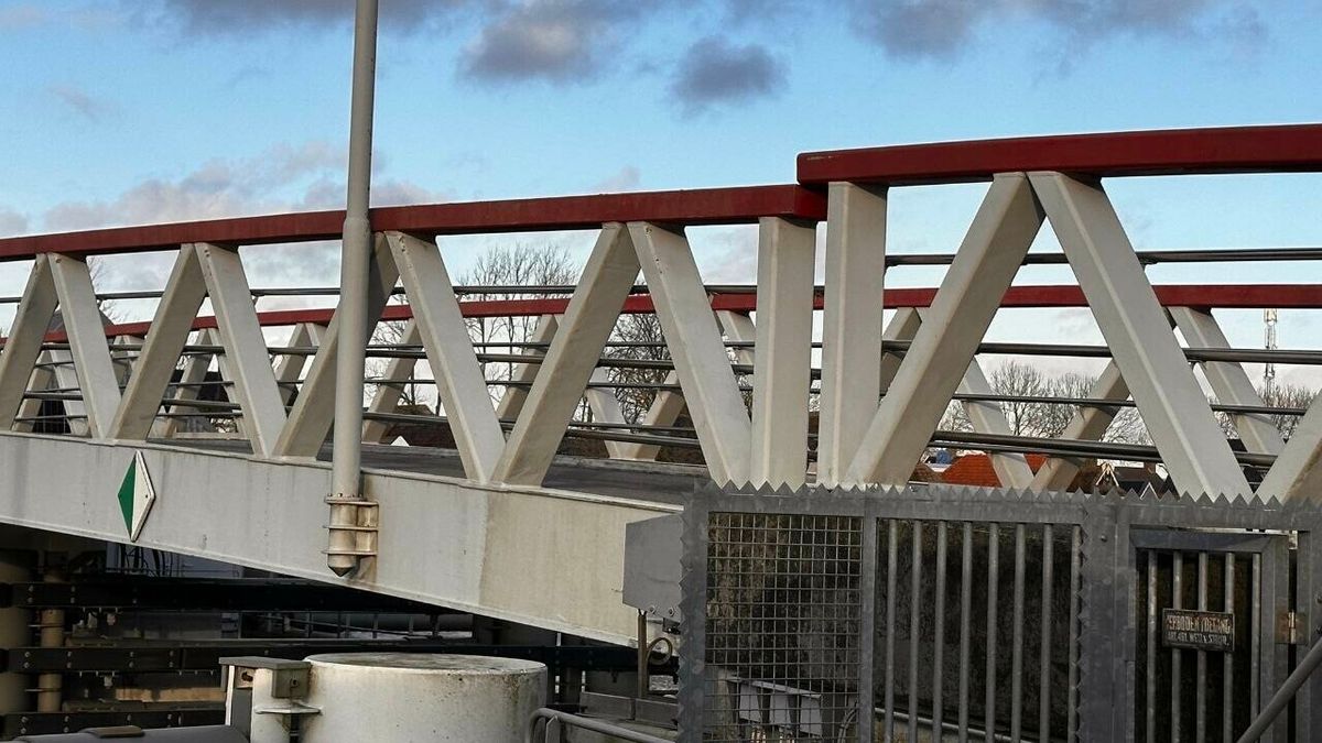Brug Stroobos gaat niet meer open en dicht | Persoon overlijdt in sloot Itens, geen misdrijf