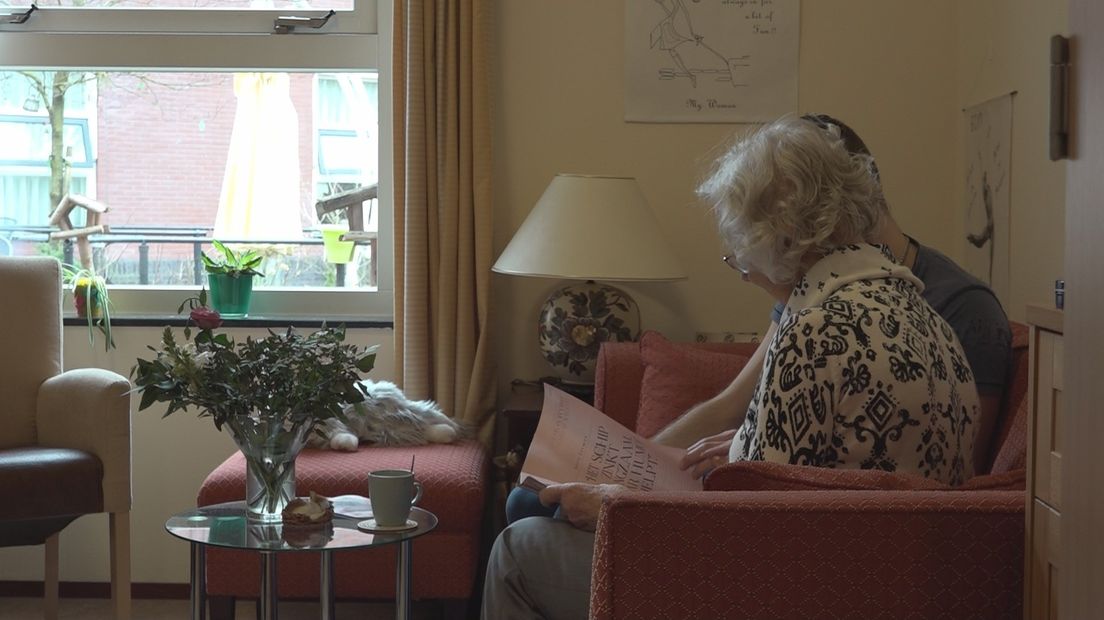 Een dementerende patiënt op haar kamer.