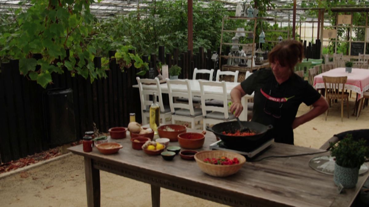 Sambal van Limburgse pepers uit een voedselbos in Boekend