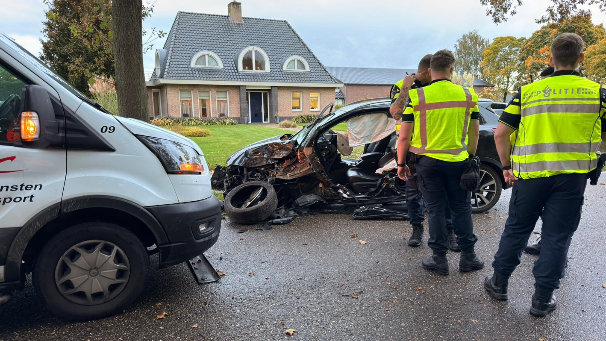 Gewonde bij botsing in Nederweert-Eind: traumahelikopter opgeroepen.