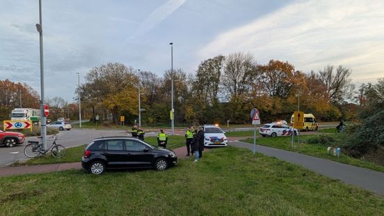 Fietser gewond bij botsing met auto en moet naar ziekenhuis
