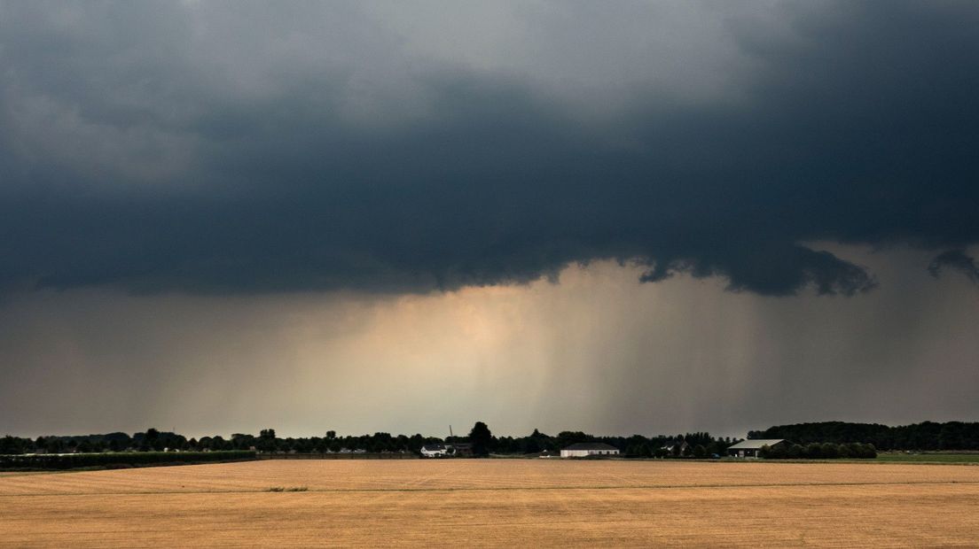 Noodweer boven een uitgedroogd weiland in Zuid-Holland, tijdens de zomer van 2020.