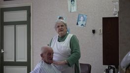 Kapster Tineke Bazuin uit Hooghalen is 80 jaar oud geworden en knipt nog altijd