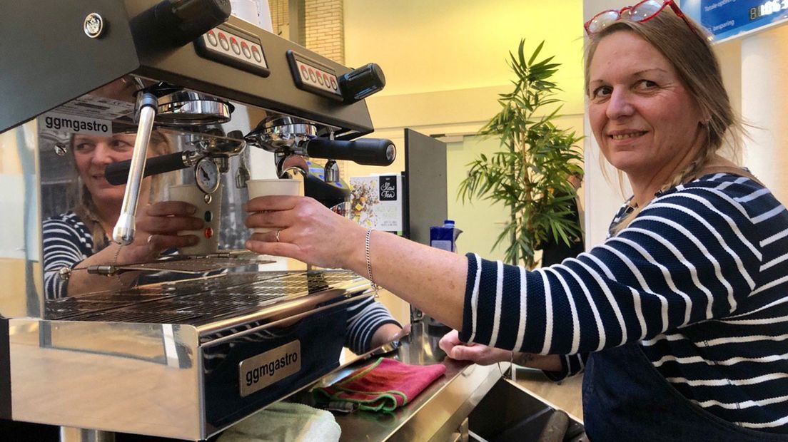 Sandra serveert koffie, als je het met een gebaar bestelt