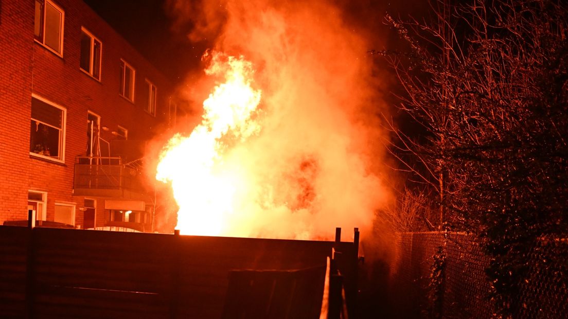 Het schuurtje in Hoogezand staat in brand