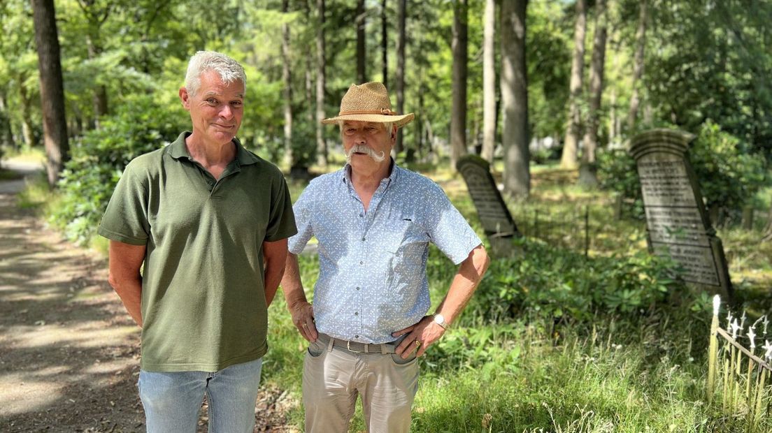 Chiel Aalberts (links) en André Staal op begraafplaats Soerenseweg