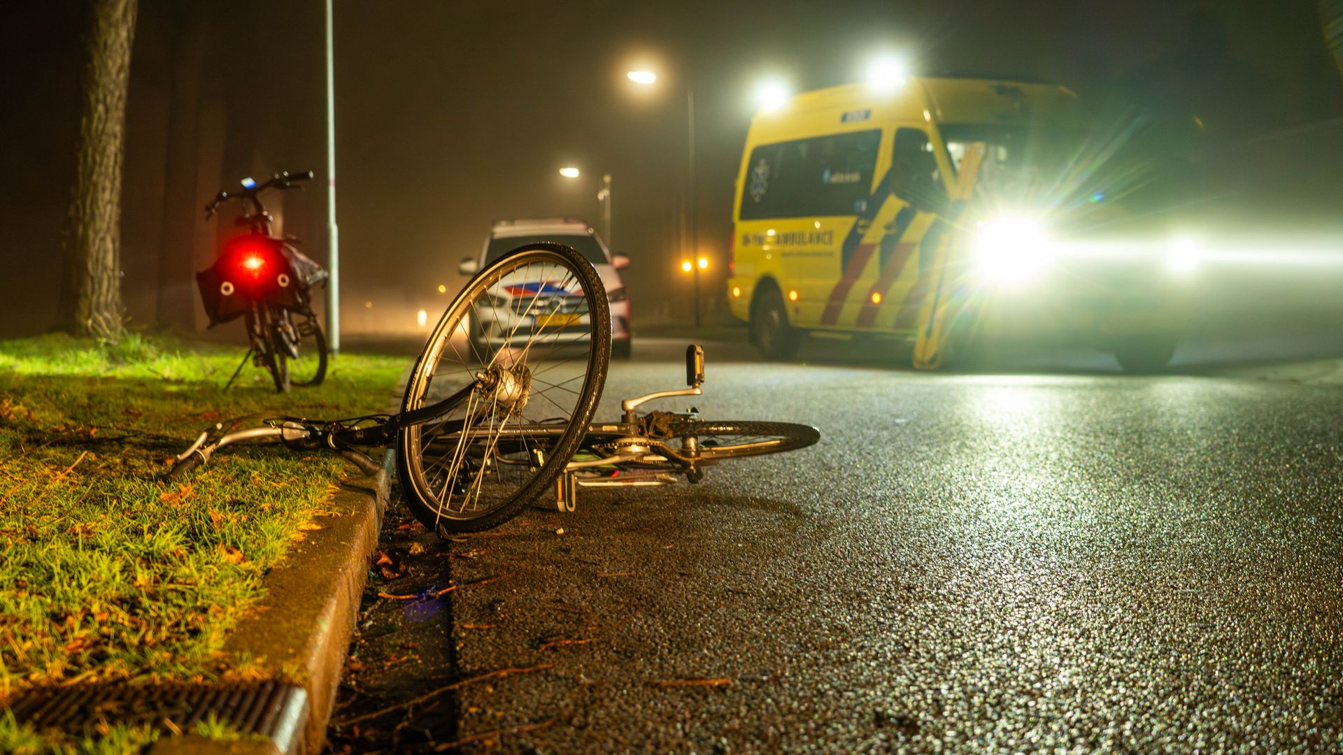 Auto op de kop • fietser gewond