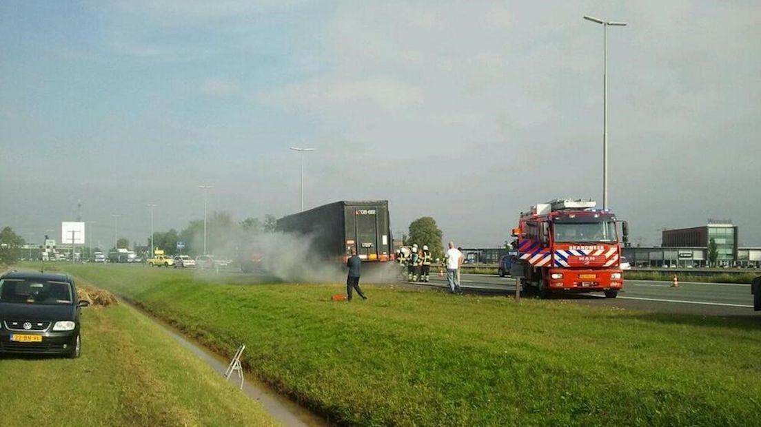 Brand in vrachtwagen op A28