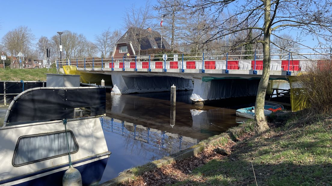 De steunpunten van de brug zijn ingepakt, zodat er geen vogels kunnen broeden.