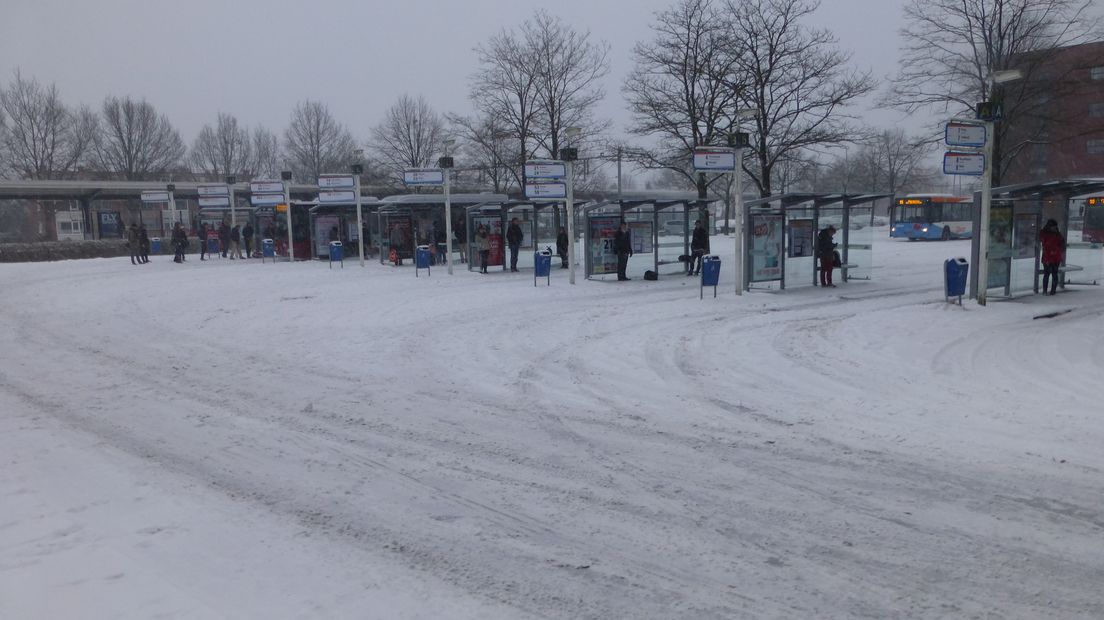 Sneeuw op het busstation in Assen