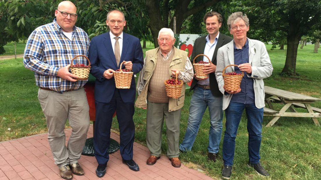 v.l.n.r.: Ruud Muis, Wethouder Hans Marchal, Siem Vernooy, Olivier Prakken en Wijkse stadsdichter André van Zwieten