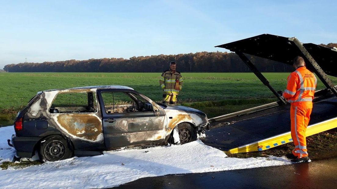 Autowrak wordt afgevoerd door bergingsbedrijf