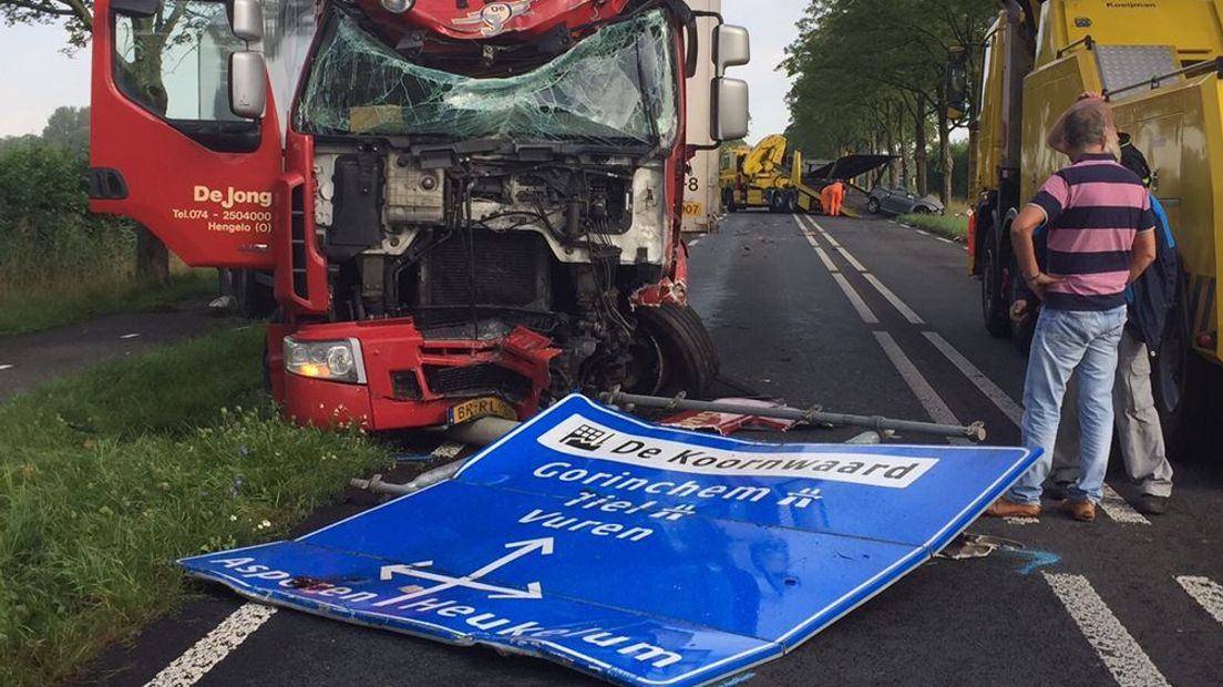 Een 18-jarige man uit Asperen is maandagmorgen op de N848 tussen Leerdam en Heukelum om het leven gekomen toen een auto en een vrachtwagen frontaal op elkaar botsten.