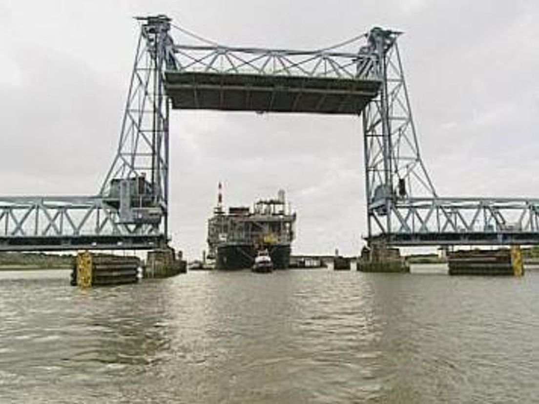 Shot ponton botlekbrug FF.cropresize-1.jpg