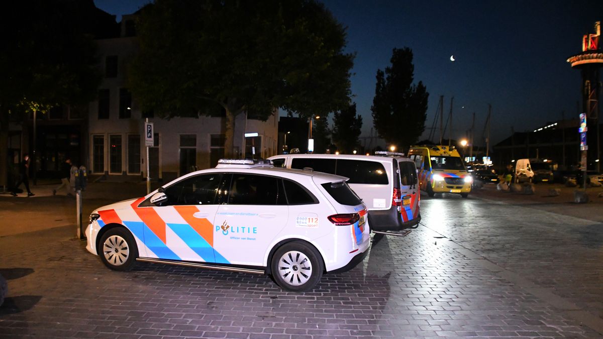 Schiet dan, schiet dan': Sigaretje roken op straat eindigt in rit naar ziekenhuis