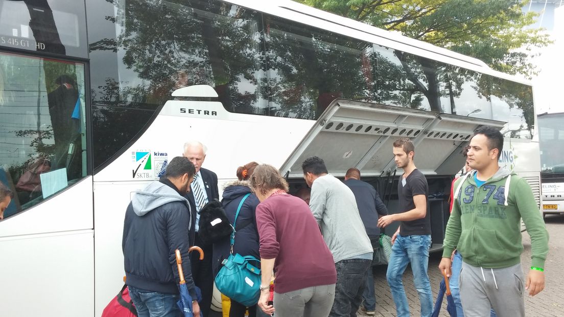 De vluchtelingen die voor crisisopvang in de Hanzehal in Zutphen verbleven, zijn vandaag vertrokken naar Bunschoten.