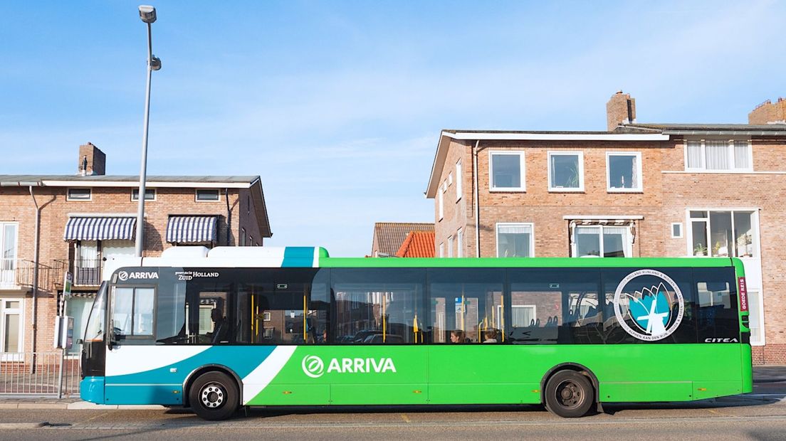 Bus bij een halte in Katwijk