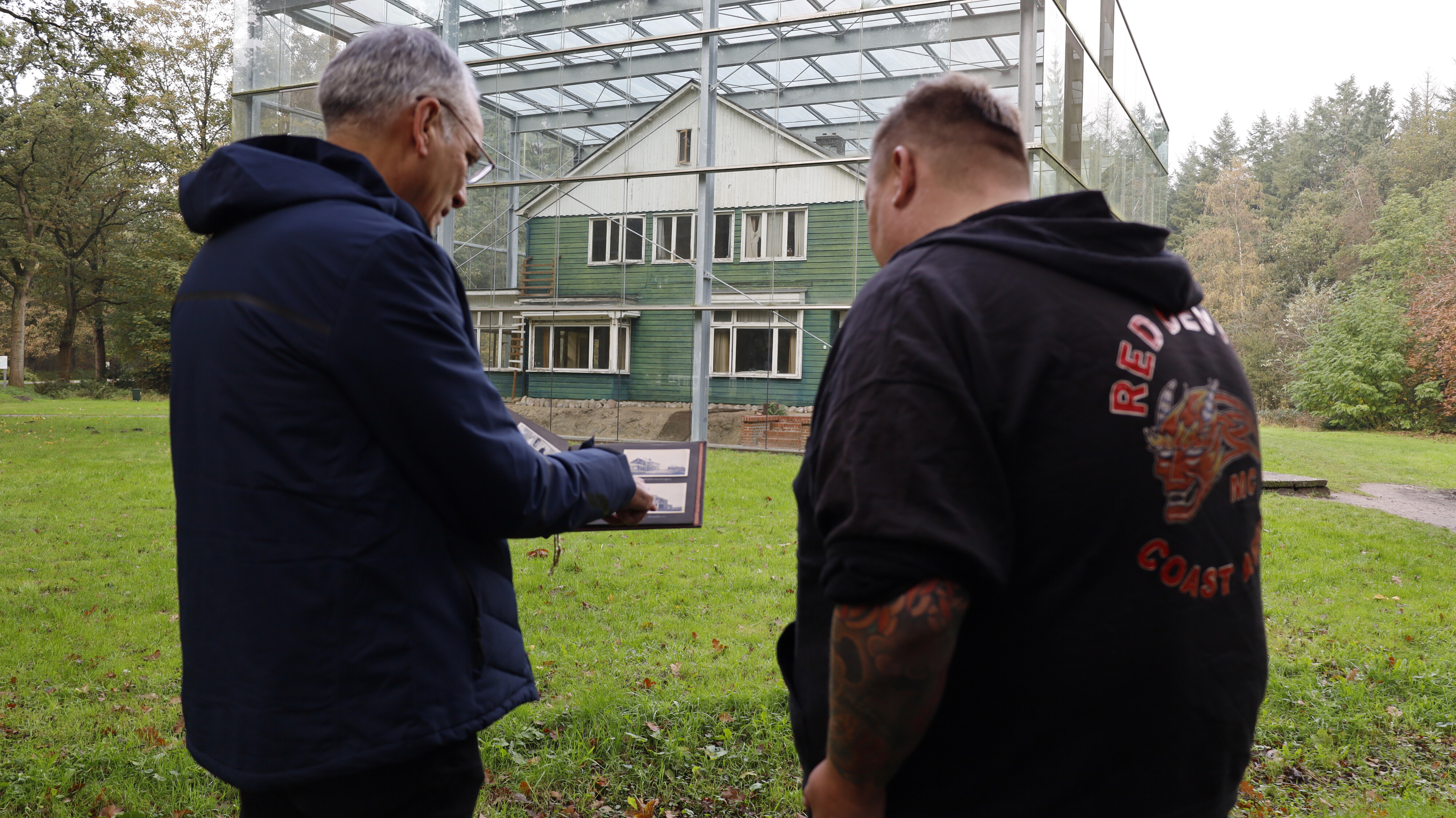 Yn Dokkum ûntdutsen foto-album werom yn Westerbork: "Dat heart hjir"