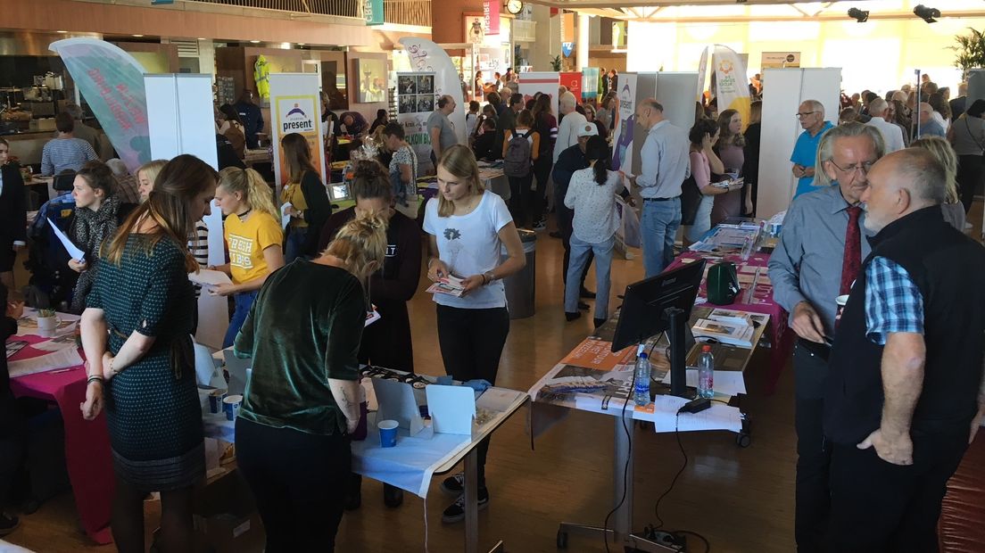 De vrijwilligersmarkt vond vanmiddag plaats in de aula van de HZ in Vlissingen