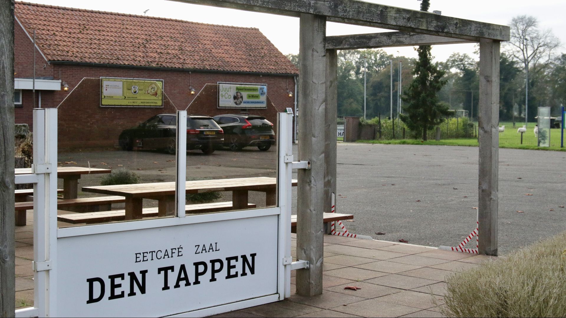 De voetbalvelden van MEC vanuit het terras van café Den Tappen gezien.