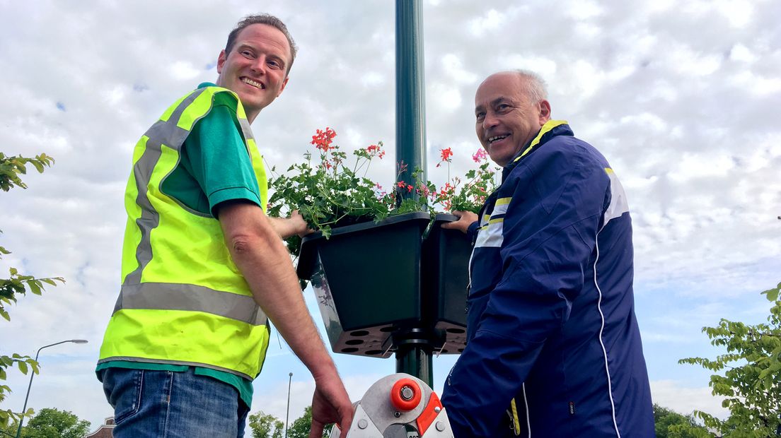 Bloemist Guido Jansen (links) en initiatiefnemer en raadslid Ron vd Berg (rechts).