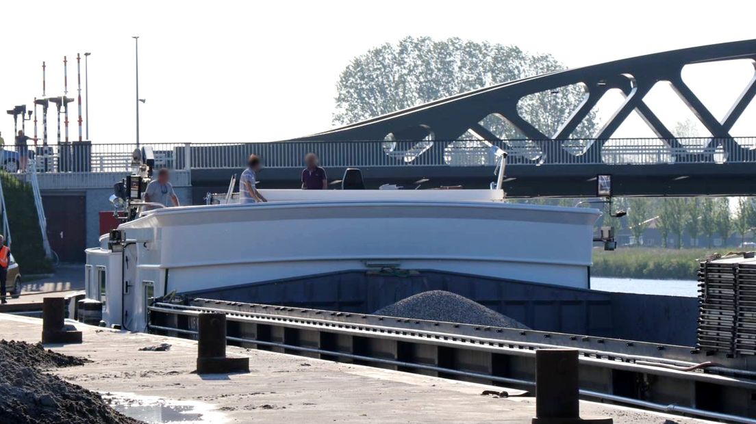 Het schip ligt naast de brug