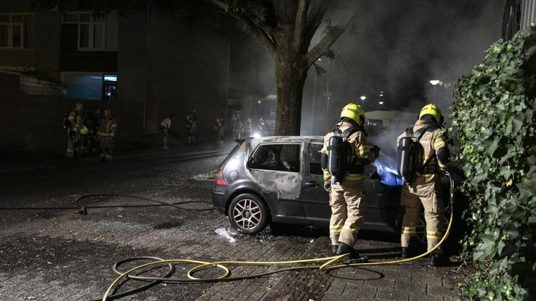 Auto brandt uit in Klarendal.