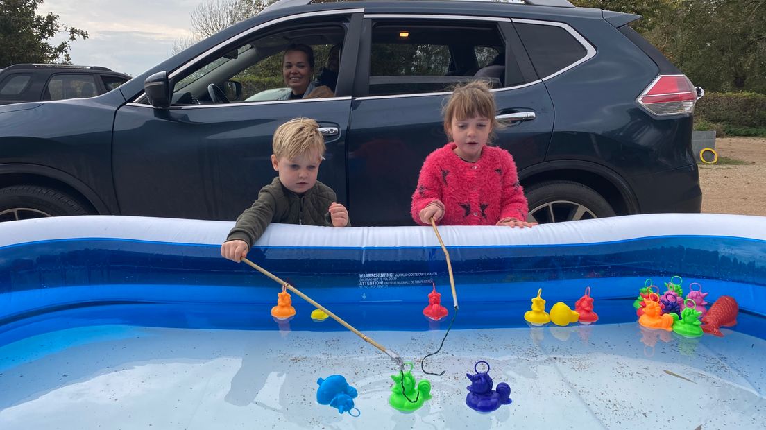 Jesse (3) en Robyn (5) vermaken zich uitstekend op de omgetoverde parkeerplaats.