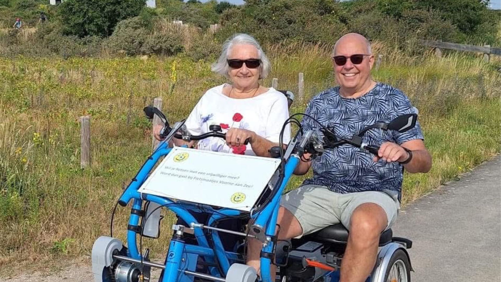 Maartje (L, 84) en Arn (R, 66) zijn fietsmaatjes.