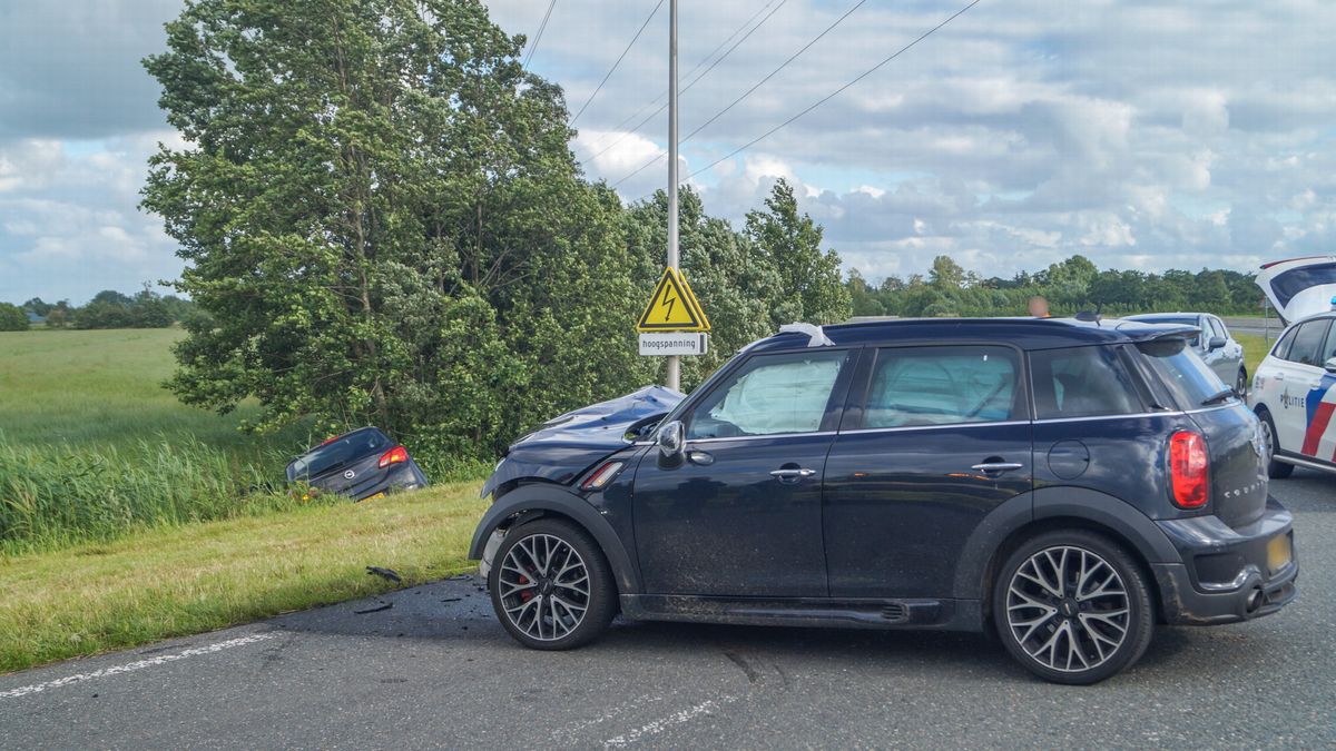 Auto in de sloot bij Feanwâlden | Steenwijkerweg bij Wolvega weer open