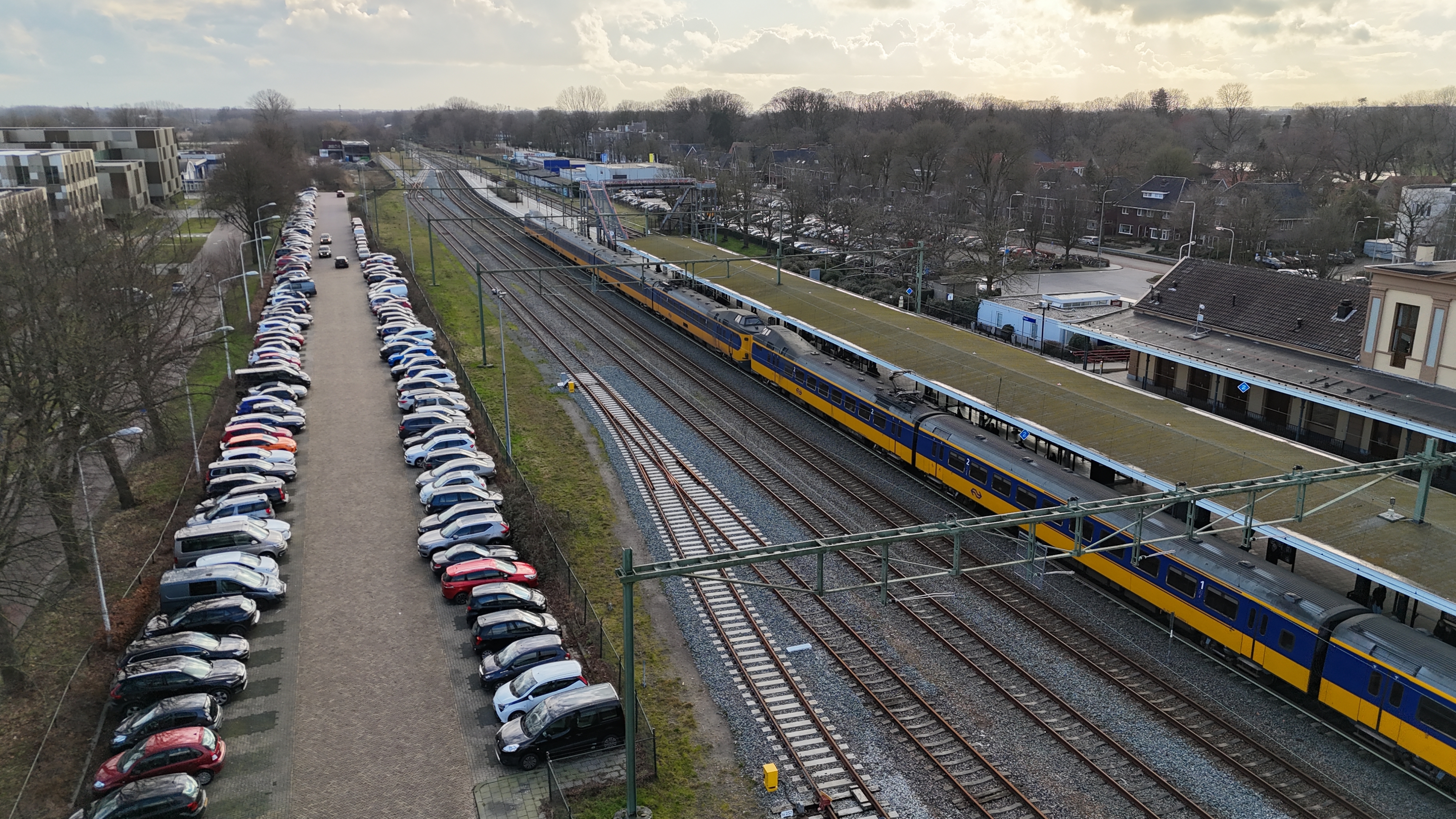 Trein op het perron bij station Meppel