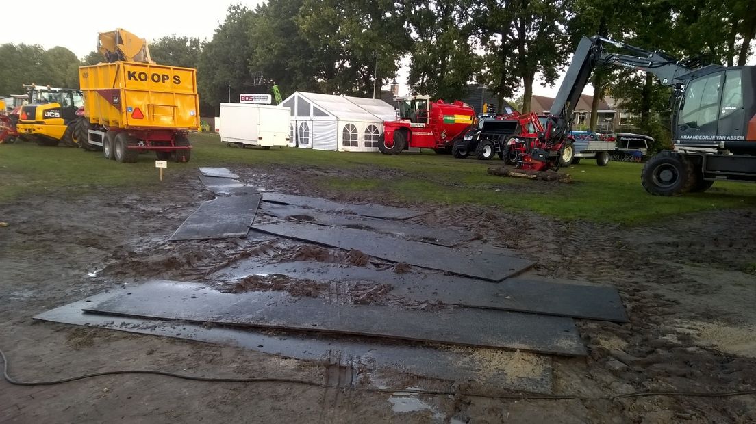 Ook rijplaten helpen tegen de modder (Rechten: RTV Drenthe/Frits Emmelkamp)