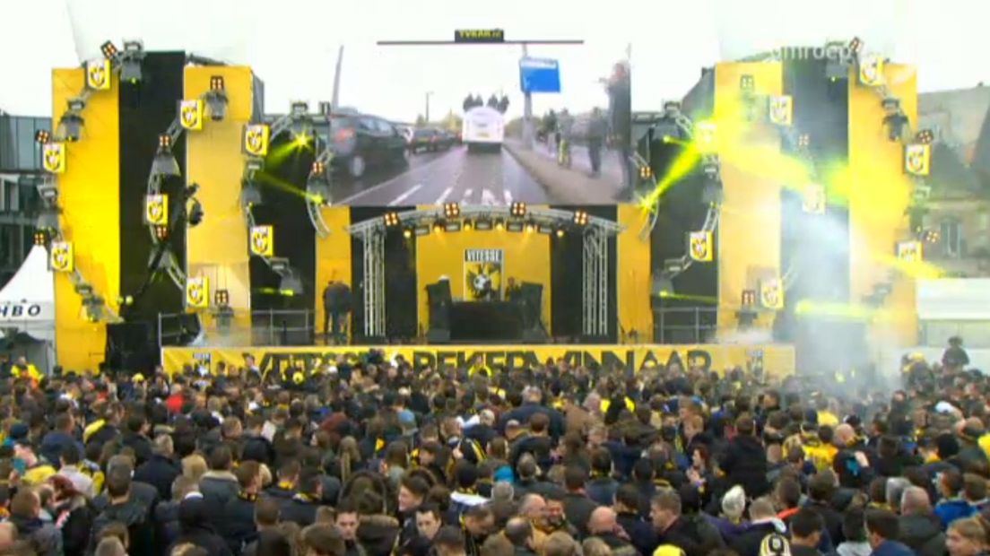 Het is feest in Arnhem! Vitesse-spelers en staf zijn vanavond gehuldigd op de Markt. Volgens de gemeente zijn er meer dan 20.000 bezoekers. De organisatie en politie adviseerden op een gegeven moment om niet meer te komen omdat het te druk was. In dit liveblog houden we je op de hoogte.