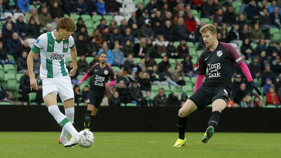 Ko Itakura aan de bal tegen FC Utrecht