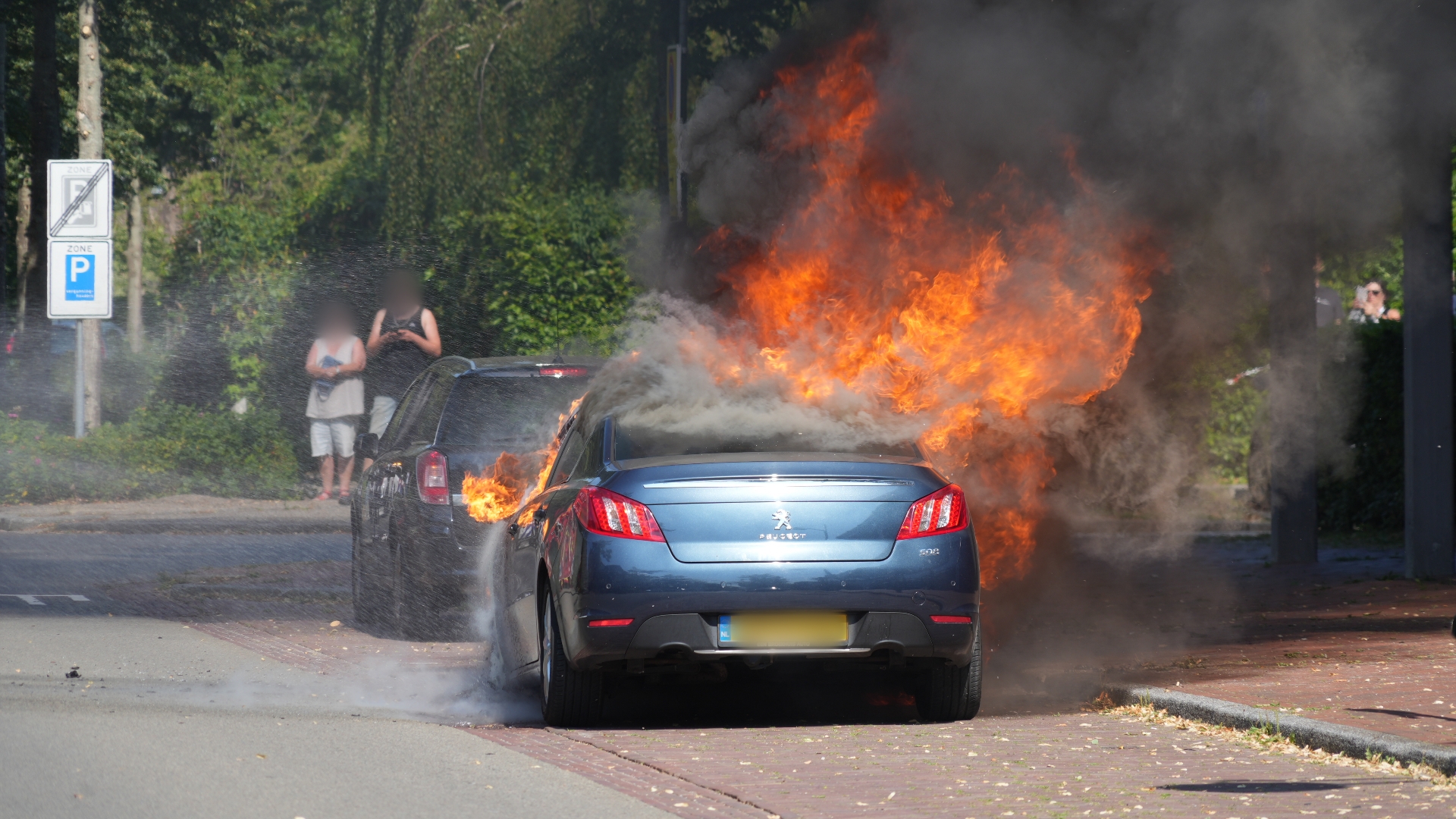 112-nieuws dinsdag 4 augustus: Auto gaat in vlammen op in Haren • Ruzie na verkeersongeval in Veendam