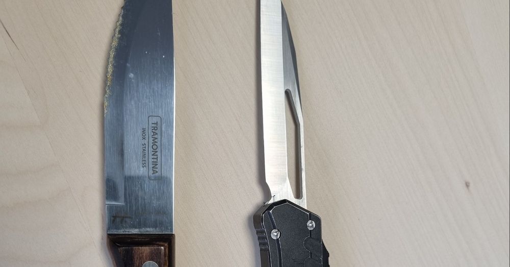 Man (67) met messen, drugs en gestolen telefoon op zak aangehouden in