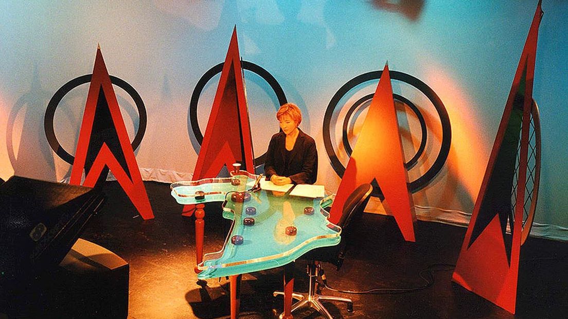 Het eerste decor van TV Noord met presentatrice Cunera van Selm