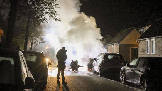 Opnieuw autobrand in dezelfde straat, politie denkt aan brandstichting