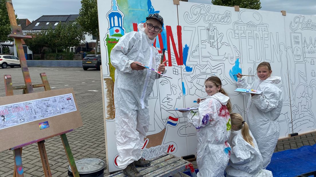 Kinderen in Hasselt aan het werk aan het hanzekunstwerk