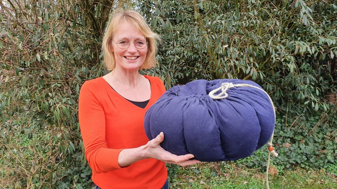 Rianne Schuurman presenteert vol trots de Cooking Bag. De opbrengst van de verkopen gaat naar het goede doel.