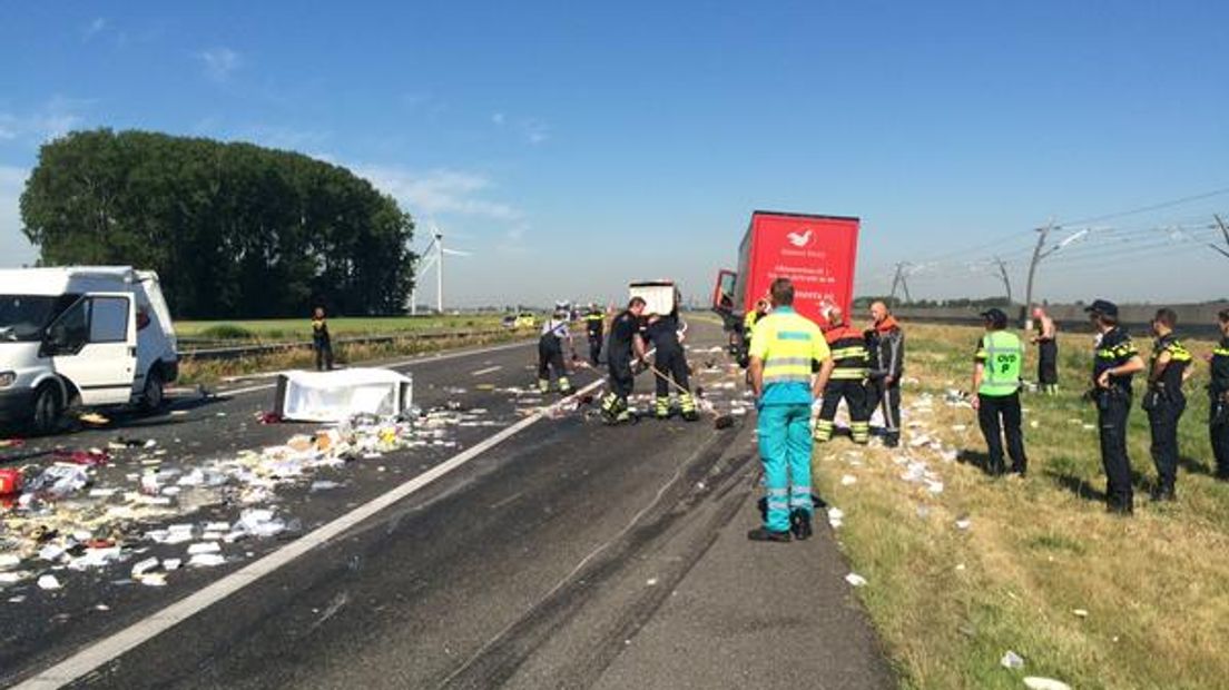 Op de A15 tussen Nijmegen en Gorinchem ligt na een ongeval frituurvet op de weg. Over de hele rijbaan is de troep terecht gekomen, daarom was de weg afgesloten. Rond 12.15 werd de weg weer vrijgegeven.