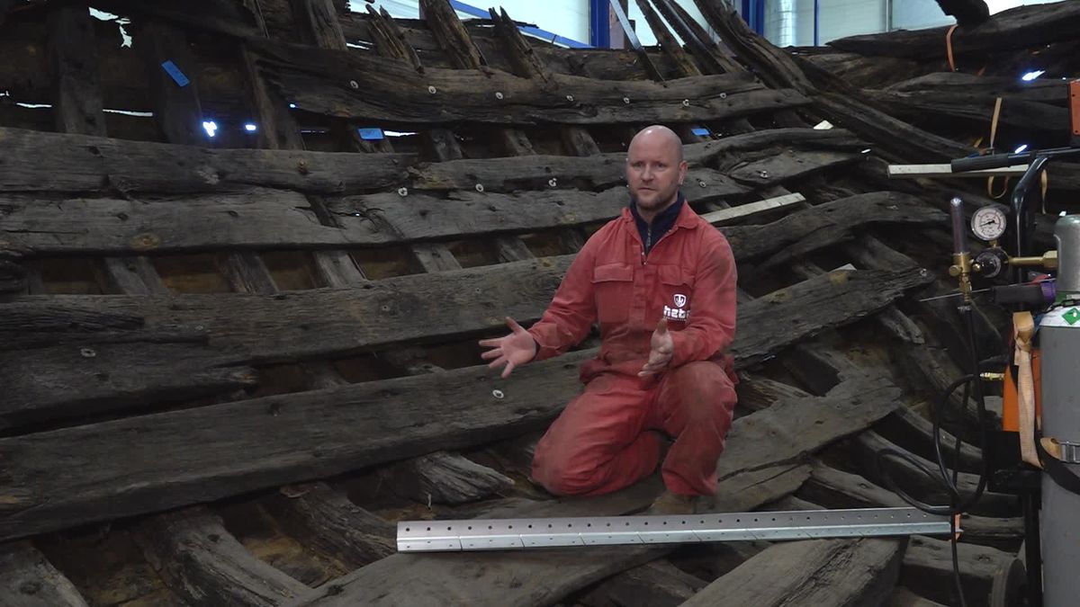 Het middeleeuwse wrak van de IJsselkogge wordt in Zwartsluis tentoonstelling gereed gemaakt.