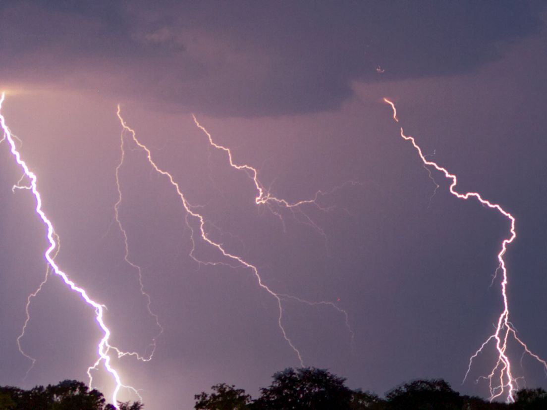 Onweer, hagel en windstoten op komst, evenementenorganisaties hopen dat het meevalt